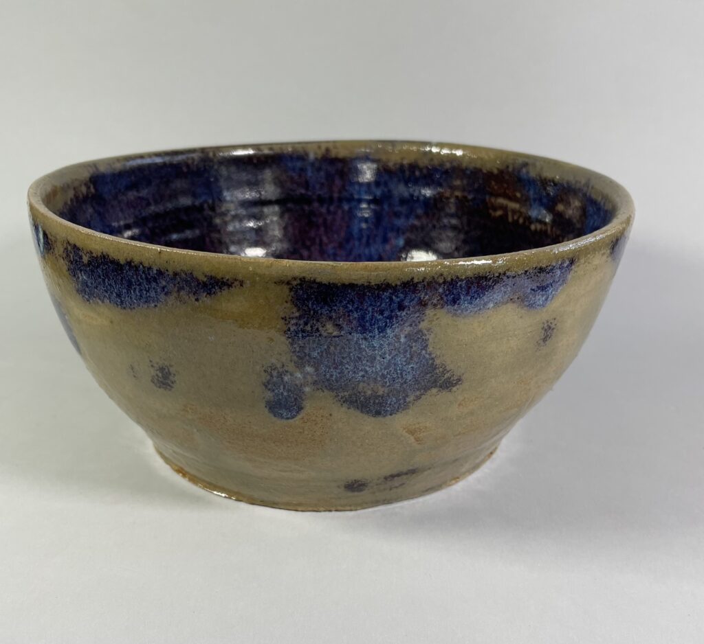 Misa ceramiczna duża brązowo-zielona z jagodowymi plamami. Ceramika artystyczna Gary Misaki.