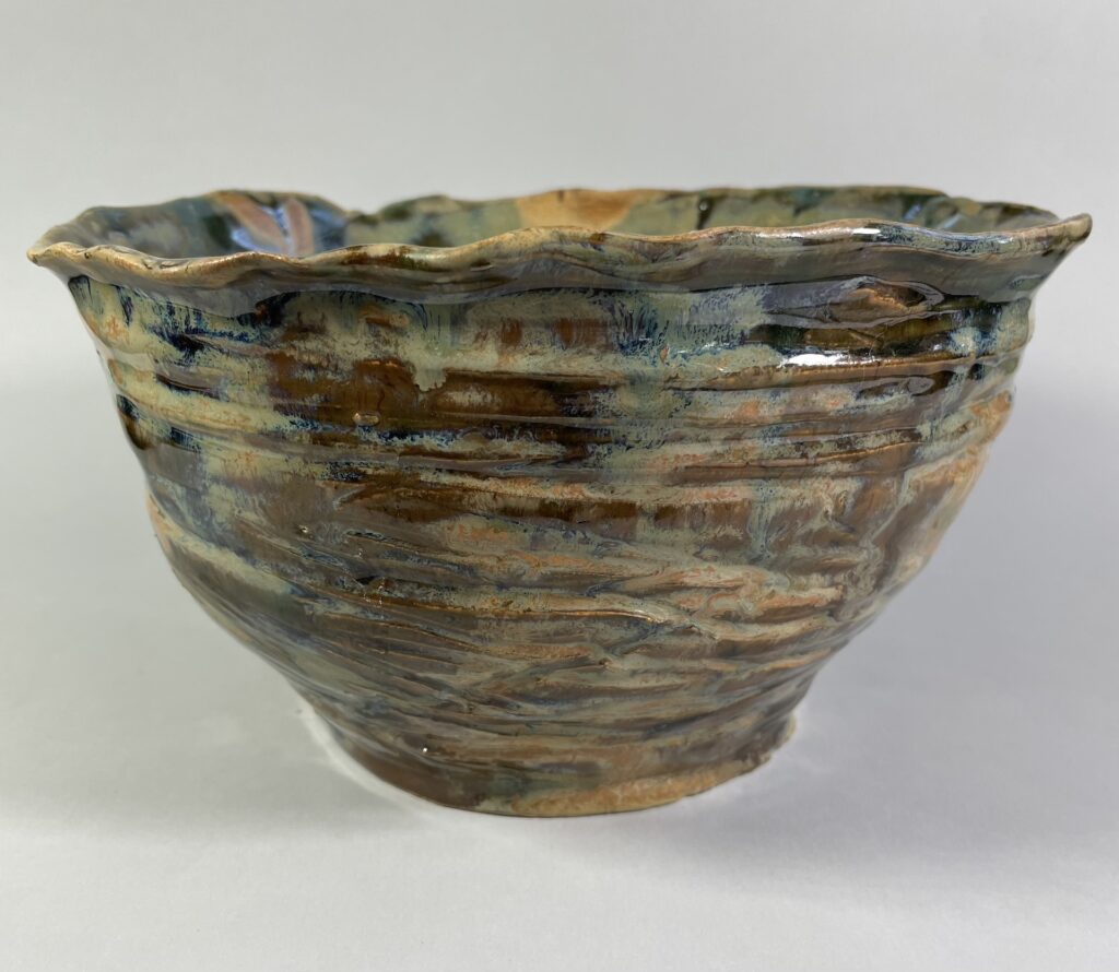 Ceramiczna waza, miska, brązowo zielona z jagodowymi plamami, w środku jagodowo-niebieska. Wysokość 12,5 cm, średnica 23 cm. Ceramika Artystyczna Gary Misaki.