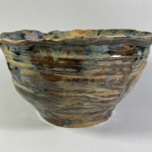 Ceramiczna waza, miska, brązowo zielona z jagodowymi plamami, w środku jagodowo-niebieska. Wysokość 12,5 cm, średnica 23 cm. Ceramika Artystyczna Gary Misaki.