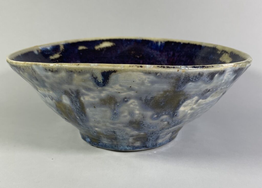 Ceramiczna Miska, wykonana ręcznie z grubej, jasnej gliny, wytoczona na kole garncarskim, poszkliwiona. Niebieska z białymi plamami, w środku jagodowo-niebieska. Ceramika Artystyczna Gary Misaki.