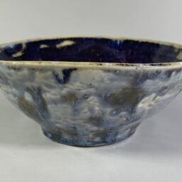 Ceramiczna Miska, wykonana ręcznie z grubej, jasnej gliny, wytoczona na kole garncarskim, poszkliwiona. Niebieska z białymi plamami, w środku jagodowo-niebieska. Ceramika Artystyczna Gary Misaki.