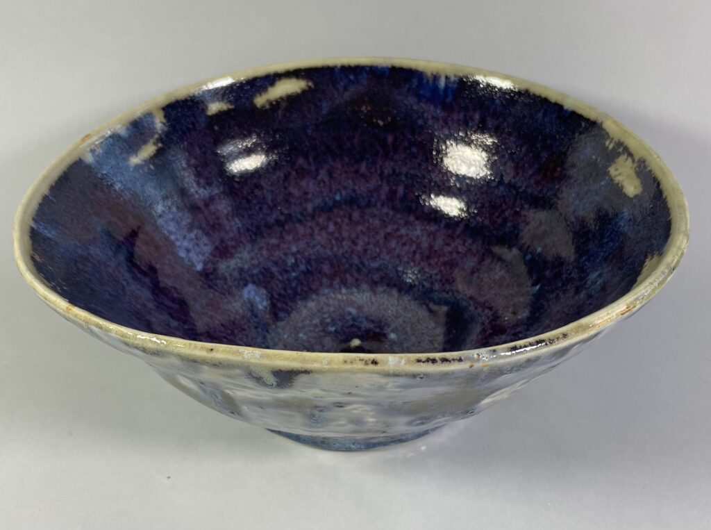 Ceramiczna miska niebieska z białymi plamami, w środku jagodowo-niebieska. Ceramika Artystyczna Gary Misaki.
