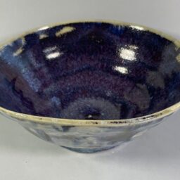 Ceramiczna miska niebieska z białymi plamami, w środku jagodowo-niebieska. Ceramika Artystyczna Gary Misaki.