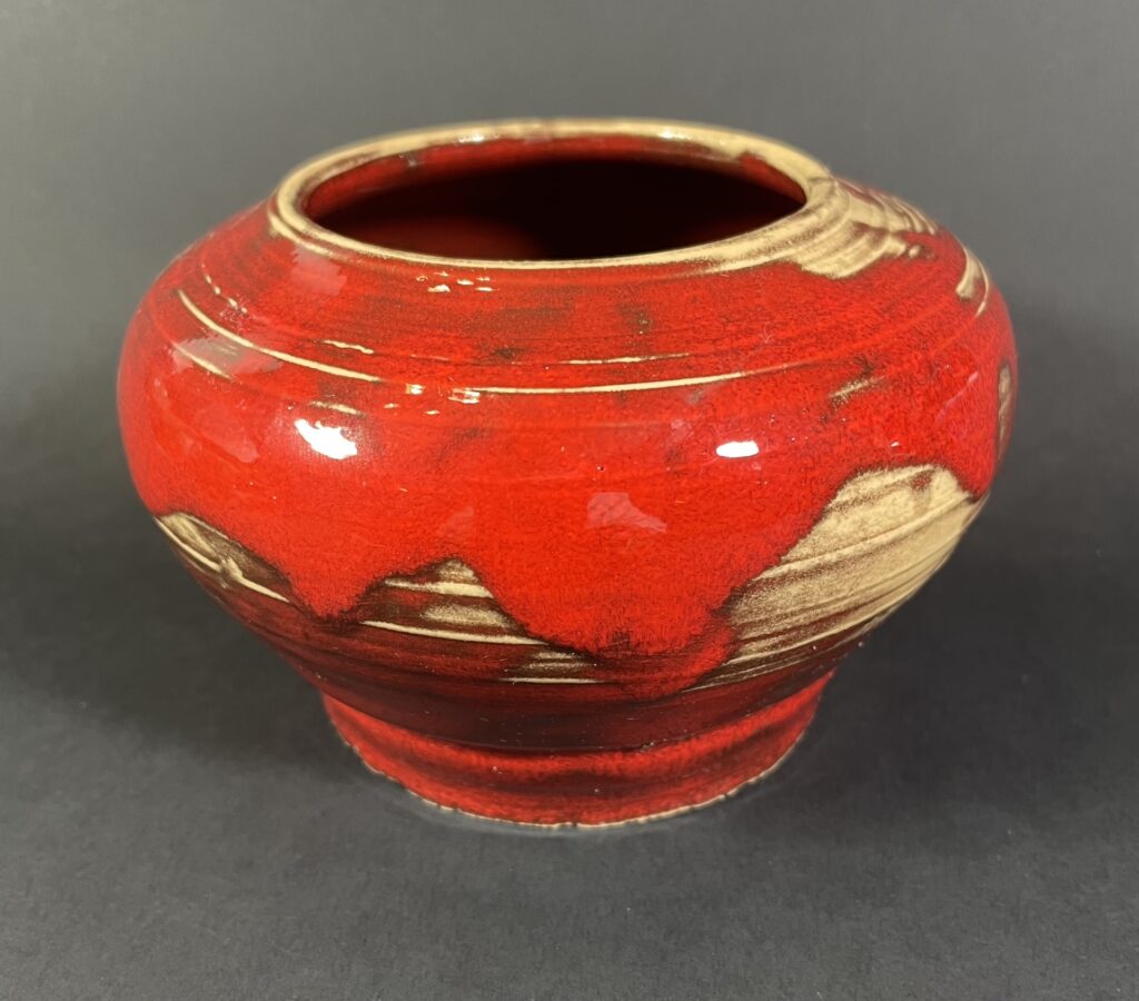 Wazonik ceramiczny czerwony z szaro-białymi plamami