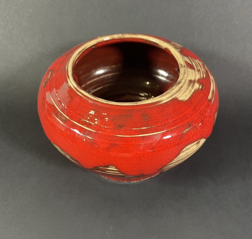 Wazonik ceramiczny czerwony z szaro-białymi akcentami 2