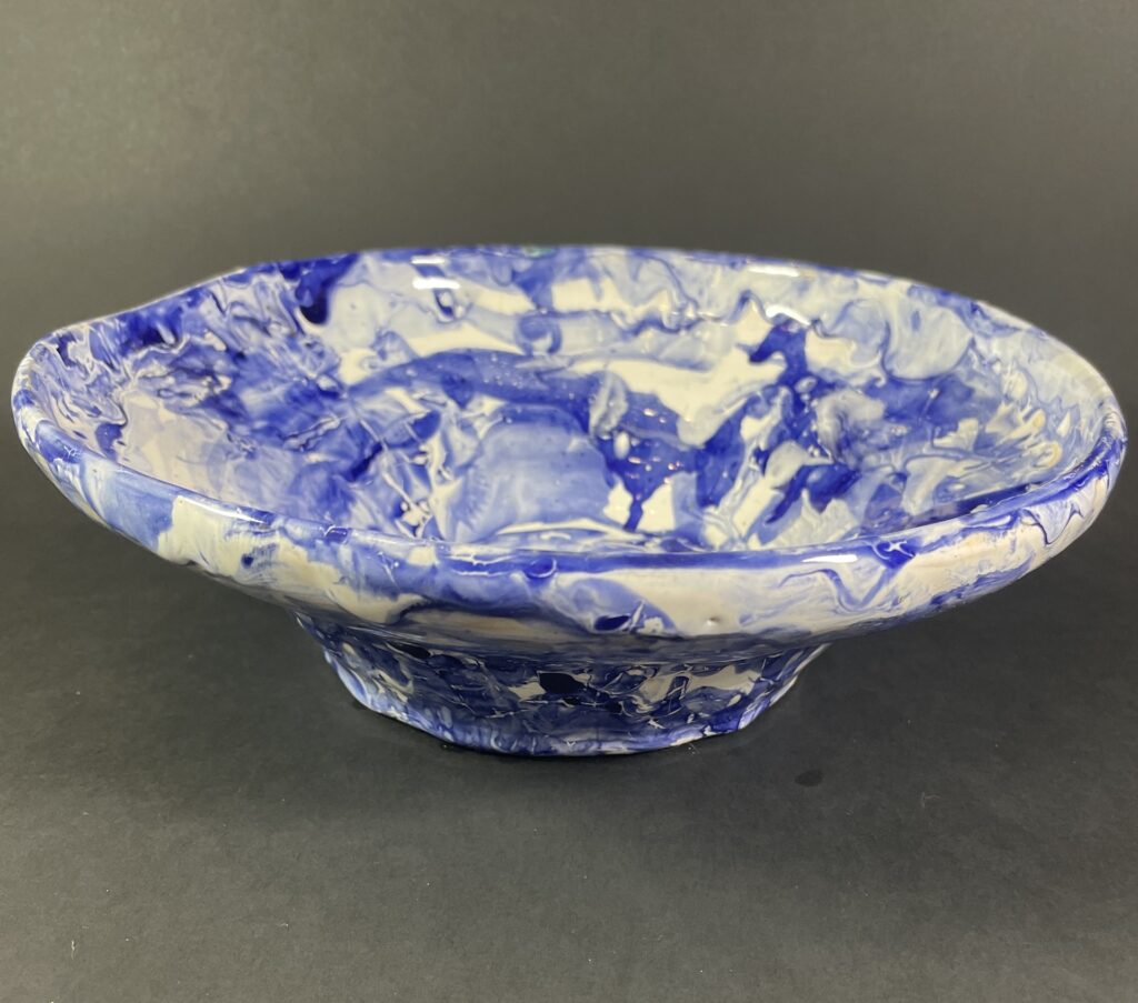 Ceramiczna miska, wykonana ręcznie biało-kobaltowa. Użytkowo-dekoracyjna.