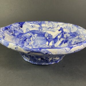 Ceramiczna miska, wykonana ręcznie biało-kobaltowa. Użytkowo-dekoracyjna.