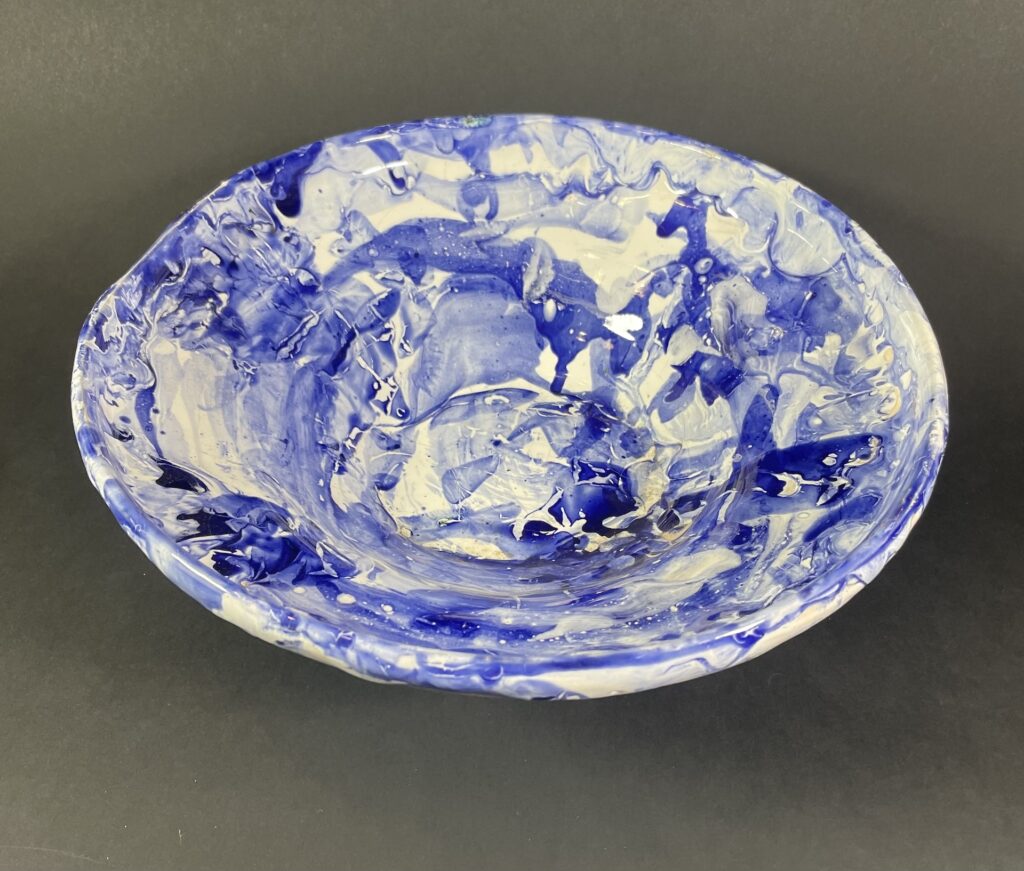 Ceramiczna miska, wykonana ręcznie biało-kobaltowa. Użytkowo-dekoracyjna.