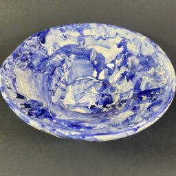 Ceramiczna miska, wykonana ręcznie biało-kobaltowa. Użytkowo-dekoracyjna.