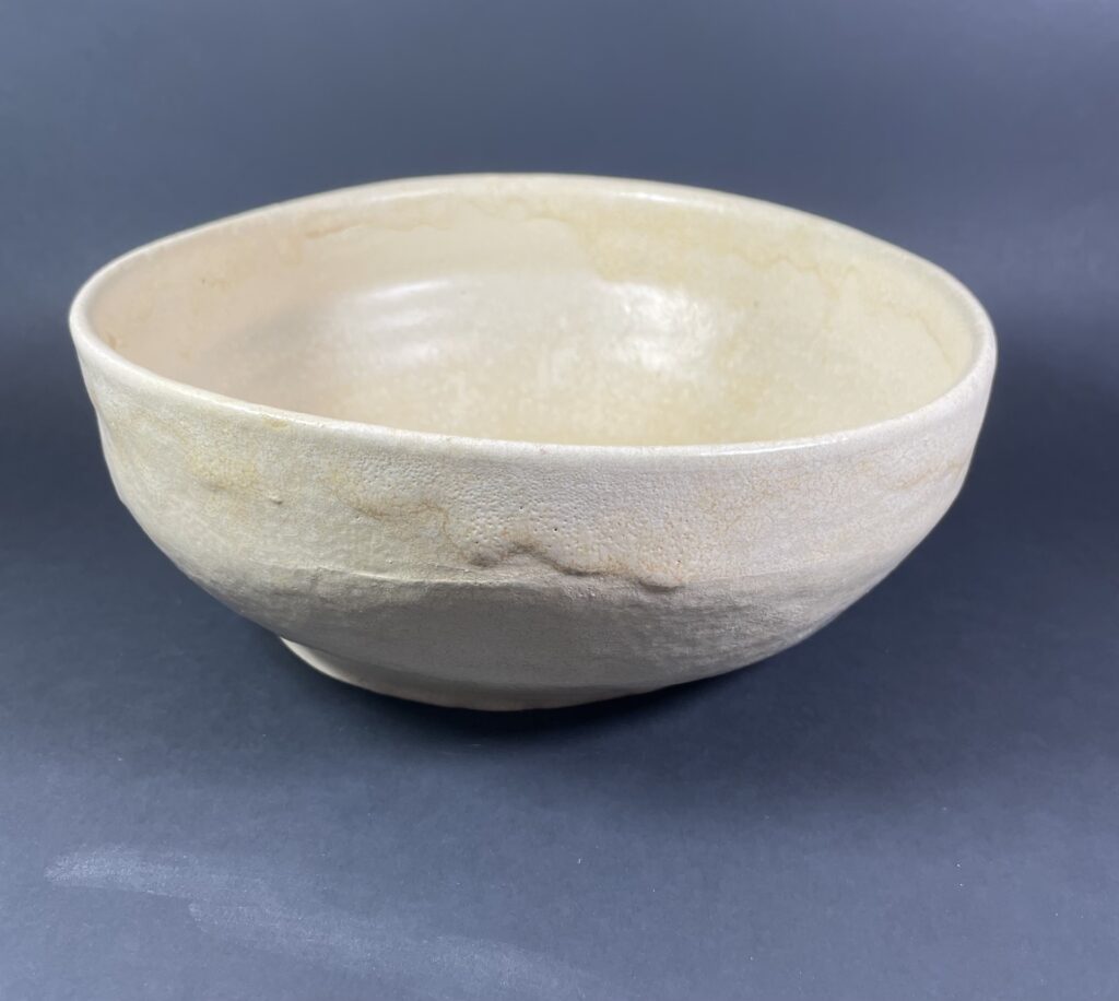 Ceramika artystyczna ceramika użytkowa. Ceramiczna miska, wykonana ręcznie kremowa écru. Użytkowo-dekoracyjna. 