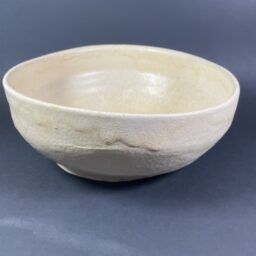 Ceramika artystyczna ceramika użytkowa. Ceramiczna miska, wykonana ręcznie kremowa écru. Użytkowo-dekoracyjna. 