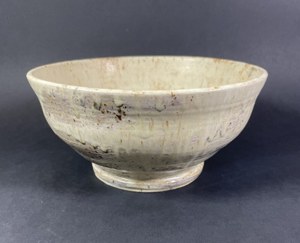 Ceramika artystyczna ceramika użytkowa. Pucharek waza kremowa ecru. Użytkowo-dekoracyjny. 