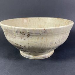 Ceramika artystyczna ceramika użytkowa. Pucharek waza kremowa ecru. Użytkowo-dekoracyjny. 