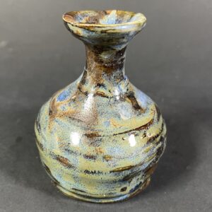 Wazonik zielony, brązowy, wielokolorowy z cienką szyjką