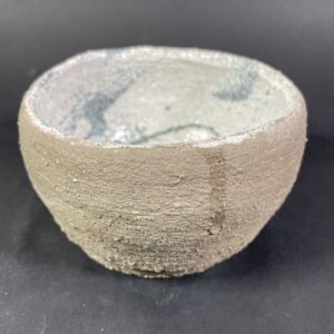 Czarka  gliniana z zewnątrz, biała w środku.