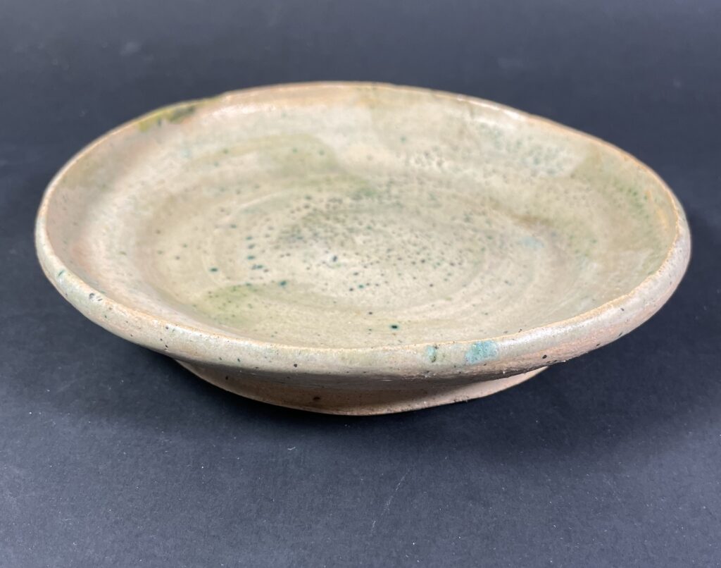 Talerzyk biało-kremowy, nakrapiany