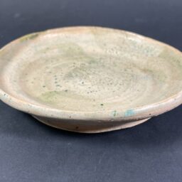 Talerzyk biało-kremowy, nakrapiany