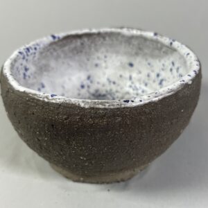 Miseczka surowa glina, szaro-brązowa. W środku biała nakrapiana