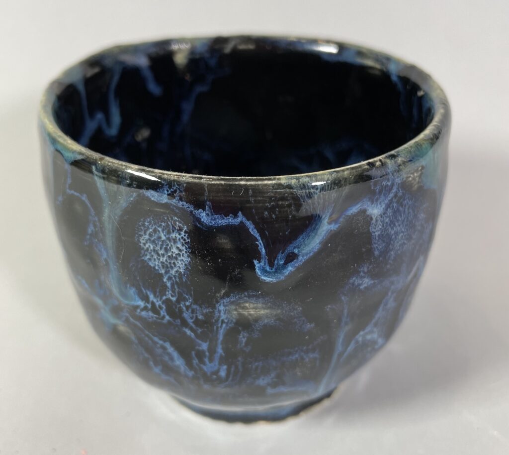 Czarka czarna z granatowym szlaczkiem Ceramika Gary Misaki