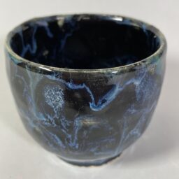 Czarka czarna z granatowym szlaczkiem Ceramika Gary Misaki