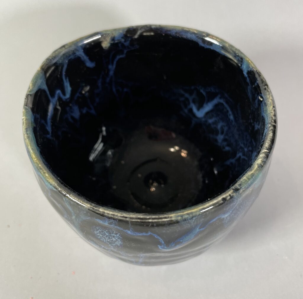 Czarka czarna z granatowym szlaczkiem Ceramika Gary Misaki