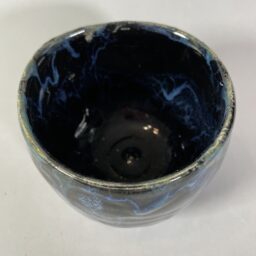 Czarka czarna z granatowym szlaczkiem Ceramika Gary Misaki